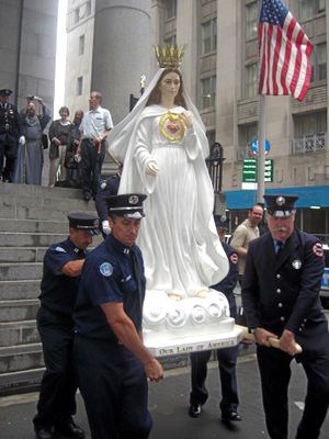 Notre-Dame-d-Amerique-portee-par-des-policiers--St-Peter-.jpg