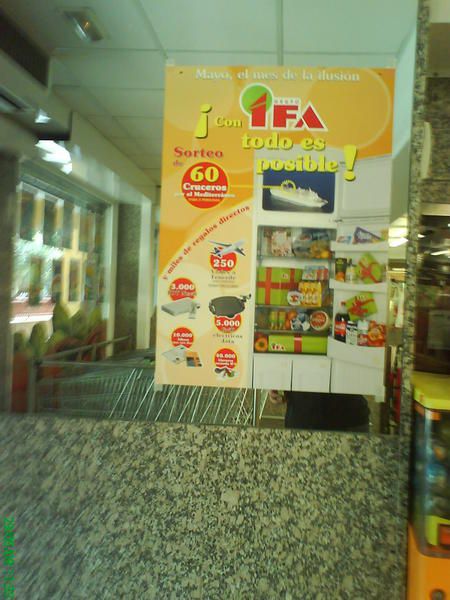 Une affiche promotionnelle dans le supermarché.
