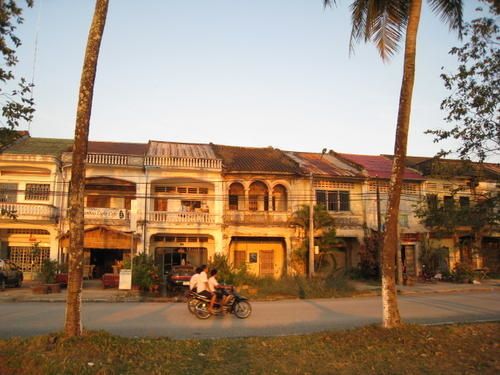 Maisons coloniales sur les quais a Kampot