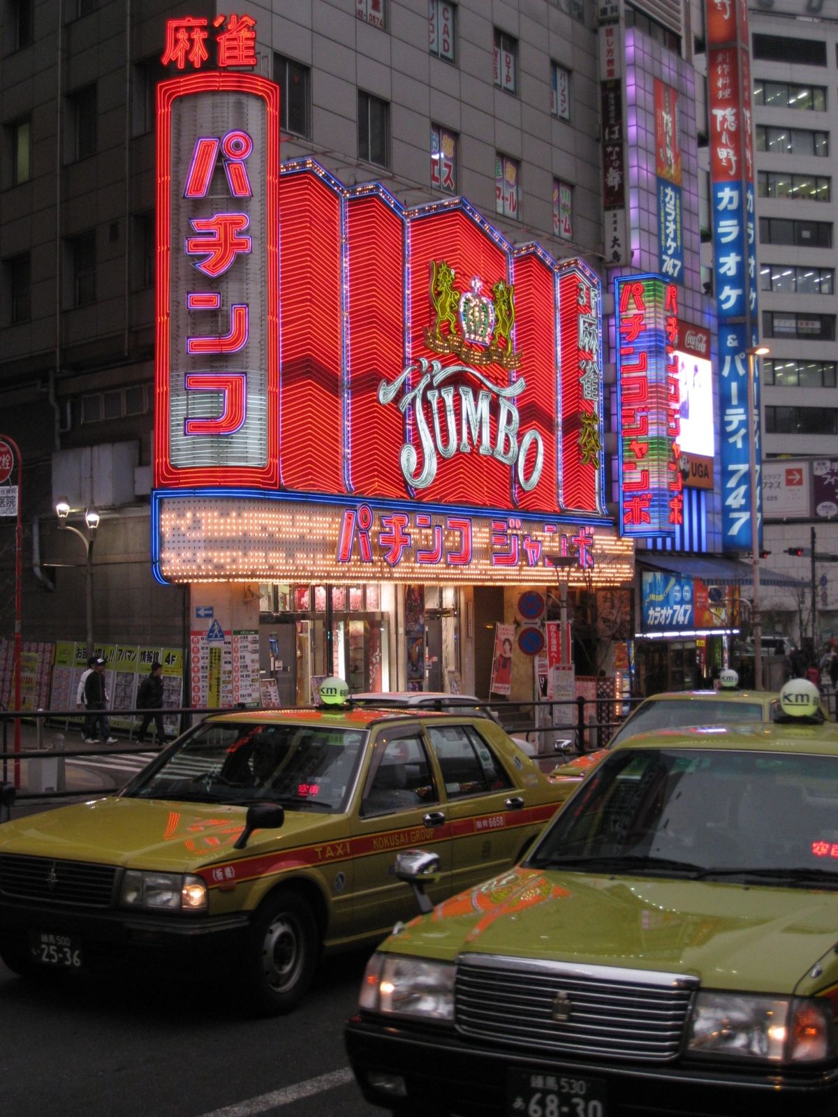 Fin de journee sous les neons Kabuki-cho
