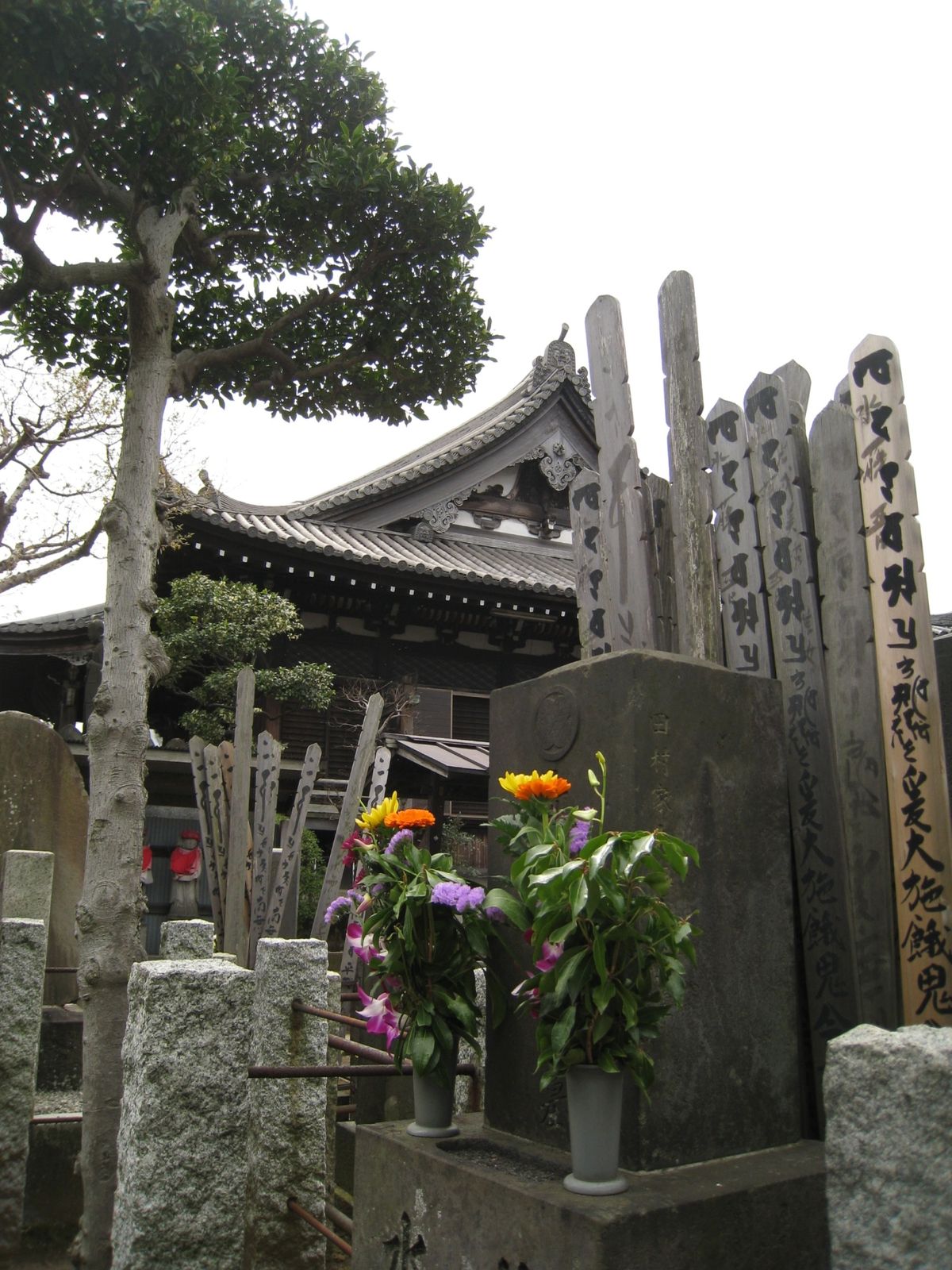 Un des nombreux petits cimetieres a Yanaka