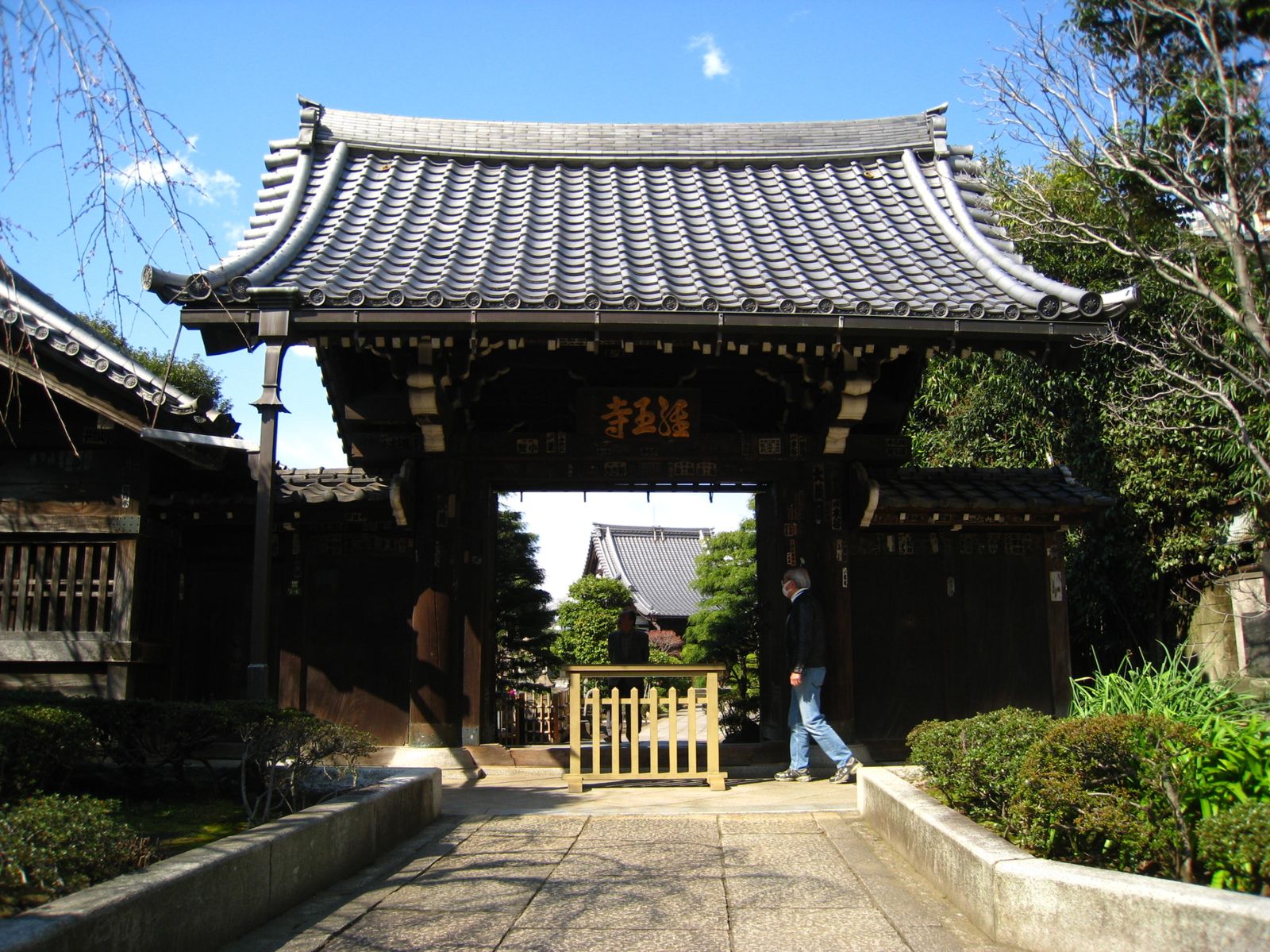 Entree d'un sanctuaire shintoiste a Yanaka