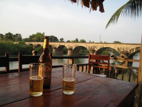 Pause BeerLao a notre guest House face au Mekong