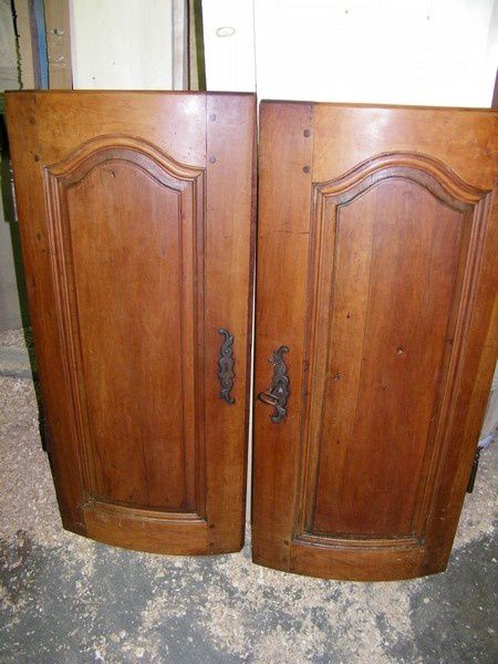 portes galbées en merisier meuble d'angle ancien
