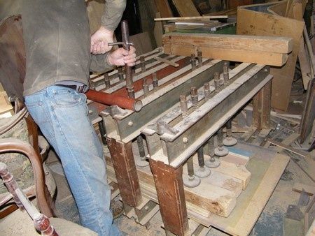 ebeniste avec son chassis a plaquer
