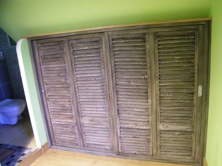 Aménagement en dressing dans une chambre