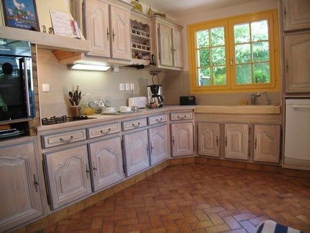 Une cuisine intégrée relookée par une céruse. atelier de l ... Cuisine idées de armoires Bleu