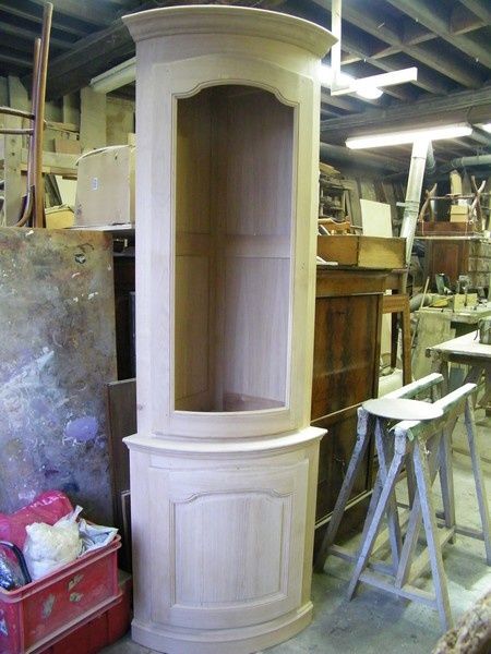 Meuble En Bois Brut : Le meuble d’angle galb?, en ch?ne bois brut. Meuble En Bois Brut : Le meuble d’angle galb?, en ch?ne bois brut.