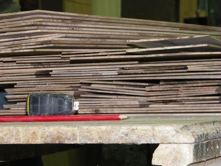 noyer scié pour étagères de biblithèque