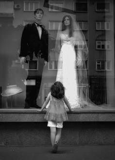 La petite fille aux mariés
