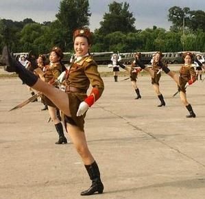 north_korean_army_babes_md.jpg