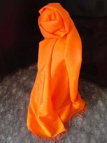 Cette étole est faite main dans la plus pure tradition des tisserands éthiopiens. Elle saura parfaitement sublimer vos tenues. Etole orange