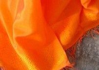 Cette étole est faite main dans la plus pure tradition des tisserands éthiopiens. Elle saura parfaitement sublimer vos tenues. Etole orange