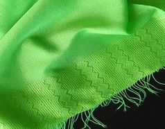 Cette étole est faite main dans la plus pure tradition des tisserands éthiopiens. Elle saura parfaitement sublimer vos tenues. Etole vert anis