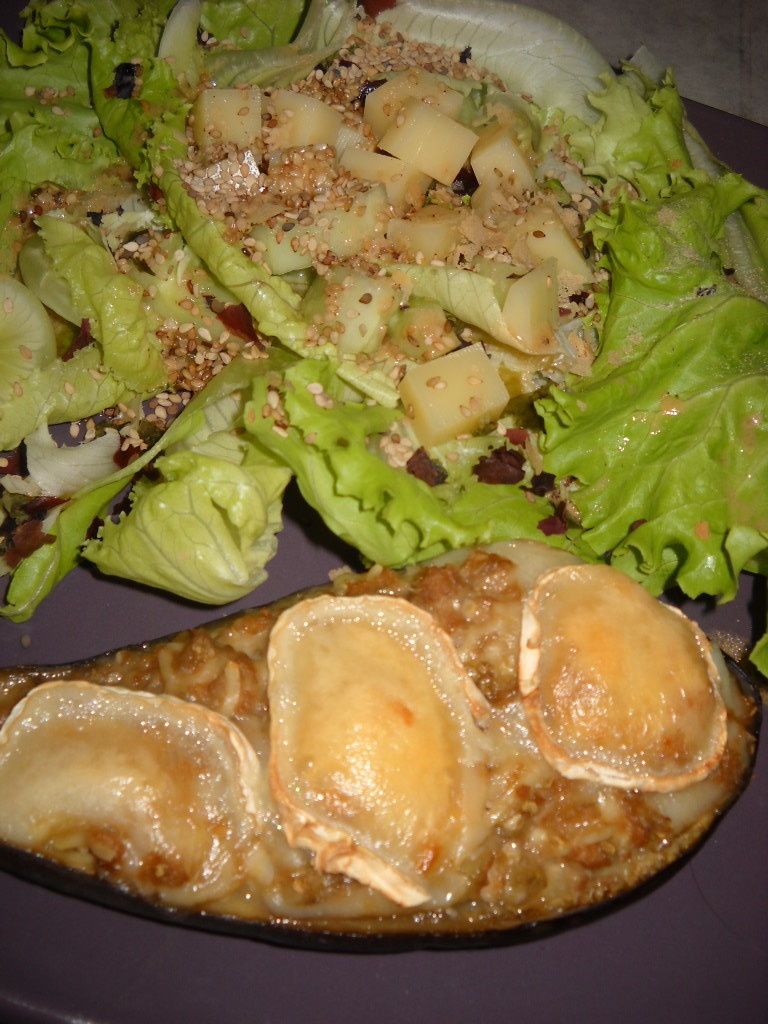 aubergine farcie aux protéines de soja et au chèvre et salade composée. Aubergine farcie aux protéines de soja et chèvre