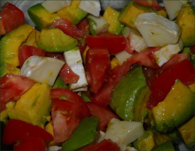 Une toute simple avocat, tomate, chèvre, vinaigrette Une toute simple avocat, tomate, chèvre, vinaigrette