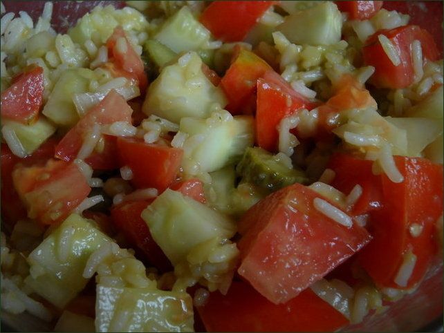 Un reste de riz avec tomate, concombre et cornichon, sauce citron-avocat. Un reste de riz avec tomate, concombre et cornichon, sauce citron-avocat.