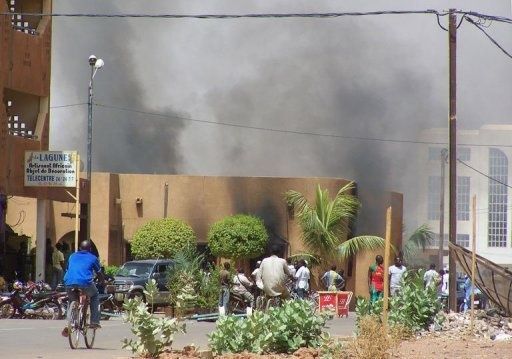 Burkina_le_siege_du_parti_au_pouvoir_le_CDP_incendie_le_1.jpg