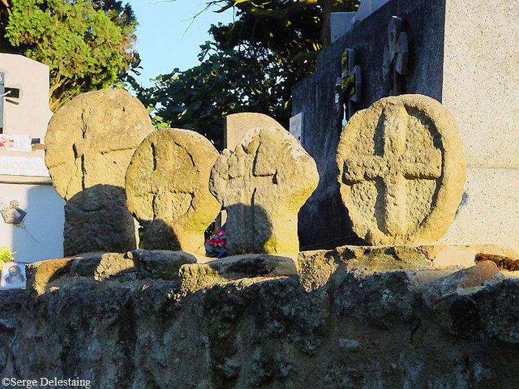 Village de Baraigne 03 stèles discoidales