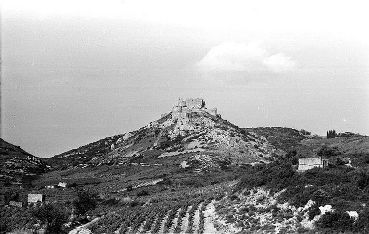 Chateau d'Aguilar 42 N et B en 1960 Hyvert Rroger