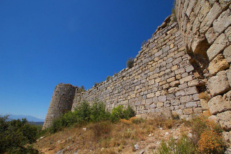 Chateau d'Aguilar 64 remparts