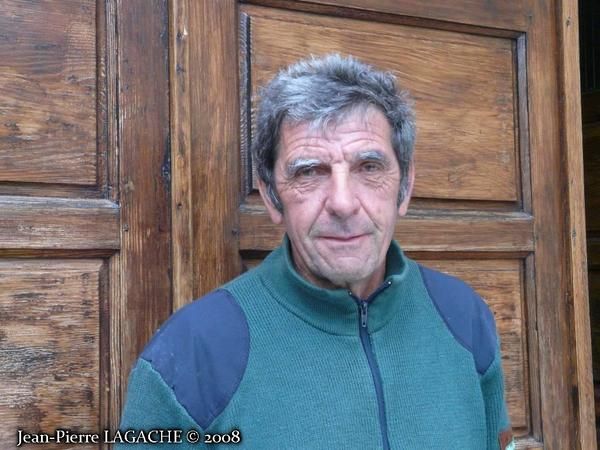 Guy devant chez lui