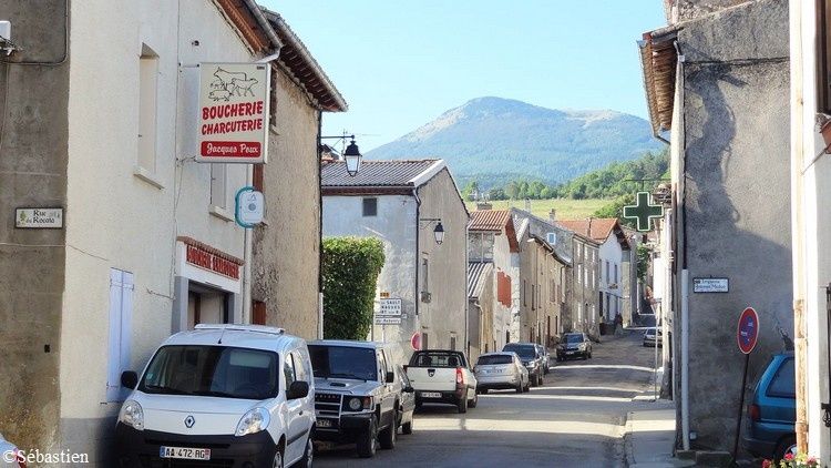 02 Le Pic de l'Ourtiset vu de la rue principale du