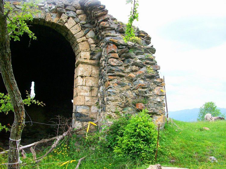 Ruines de la chapelle de Lujat en ariège 07
