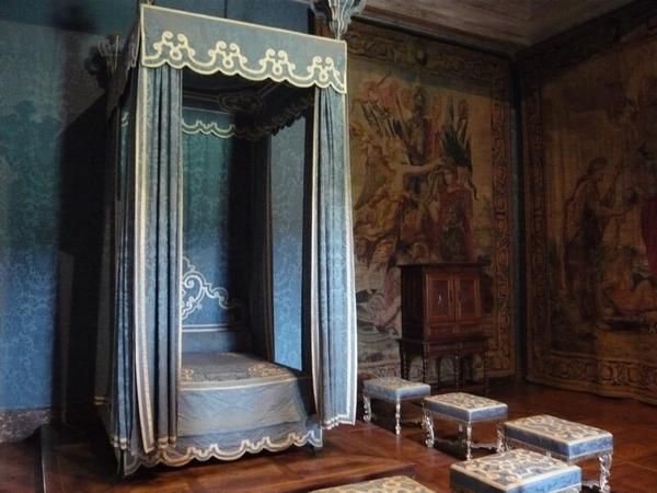 lit à la duchesse ~ chambre de la reine, premier étage du château de chambord lit à la duchesse ~ chambre de la reine, premier étage du château de chambord