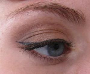 Maquillage brun bronze et doré (lumière neutre) Maquillage brun bronze et doré (lumière neutre)
