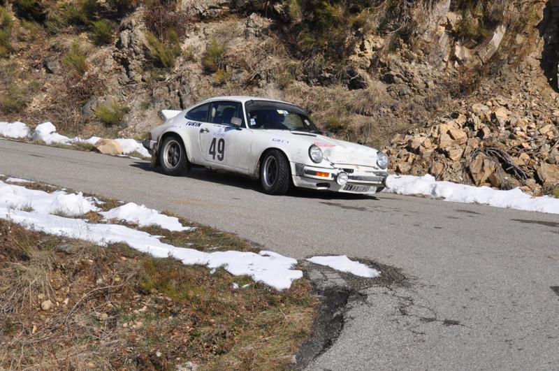 13ème Rallye Monte Carlo Historique 2010. Porsche 911 SC de 1979, préparée en groupe IV par l'usine, a participé au Rallye Acropolis en 1980, 81 et 82.. Bilou a participé à tous les Monte Carlo Historiques.