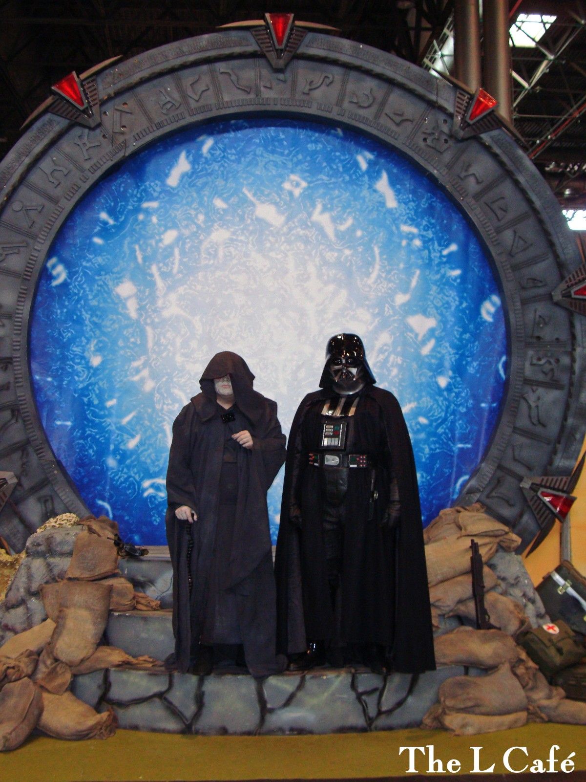 L'Empereur et Dark Vador (Star Wars) devant la porte des Etoiles (Stargate, ici Atlantis)