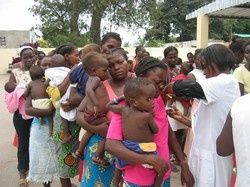 Des Angolais font la queue au point de vaccination contre le tétanos (photo d’archives)