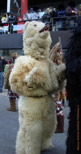 Les-ours-sur-le-carnaval-tyrolien.JPG