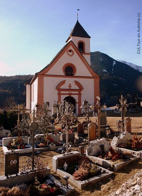 Mauern-Chapelle-Ste-Ursula-au-Tyrol.JPG