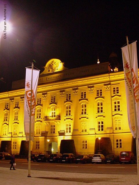 Hofburg-Palais-imperial-illumine-a-Innsbruck.JPG