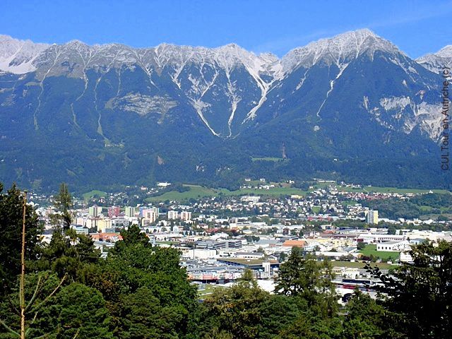 Innsbruck-et-la-chaine-des-Alpes-Nordkette.JPG