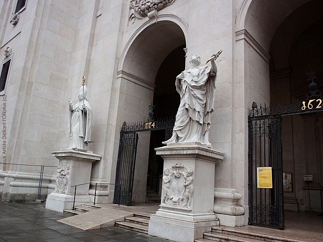 Cathedrale-de-Salzbourg-statue-devant-l-entree.JPG