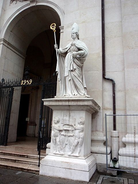 Cathedrale-de-Salzbourg-statue-devant-le-portail.JPG