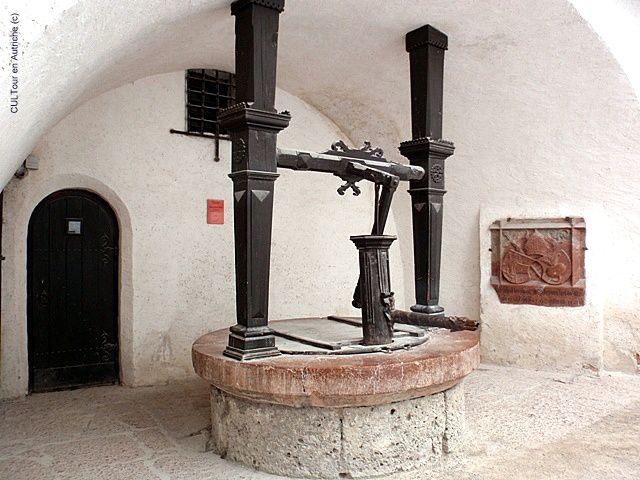 Salzbourg-ancienne-fontaine-de-la-forteresse.JPG