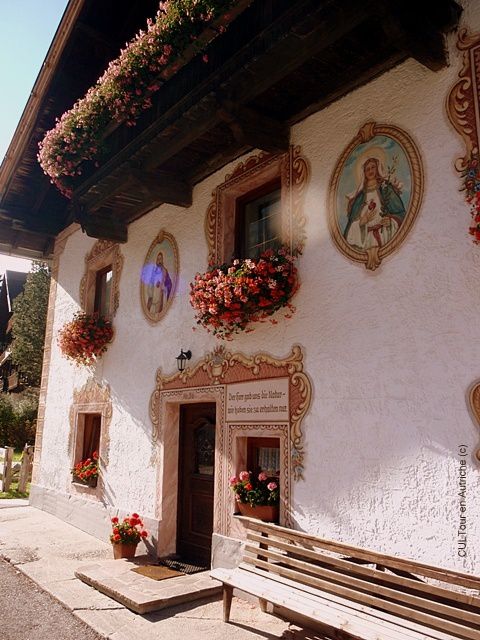 Decorations-religieuses-sur-une-maison-au-Tyrol.JPG