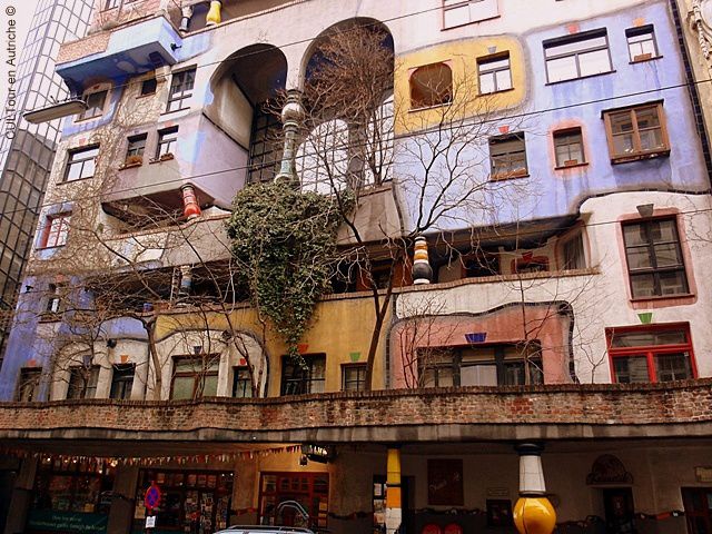 Hundertwasser-a-Vienne-facade-bigarree-des-logements.JPG
