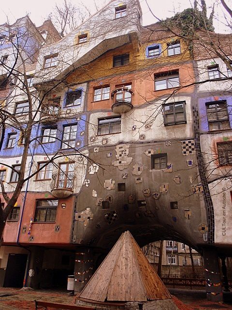Vienne-logements-d-Hundertwasser-cote-rue-pietonne.JPG