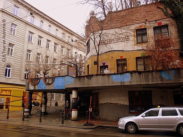 Vienne-logements-d-Hundertwasser-cote-rue.JPG