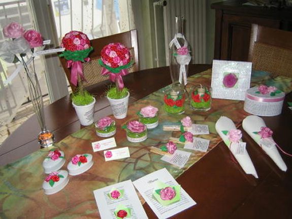 Décorations de table roses faites en ruban