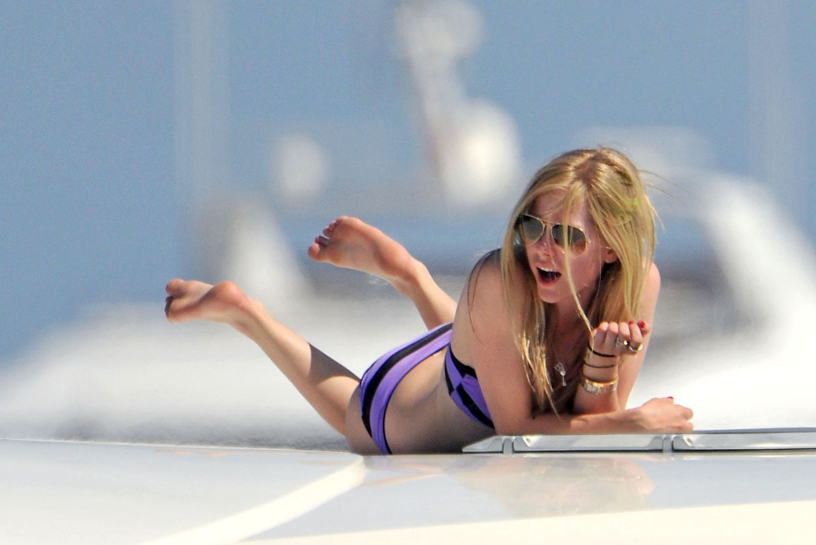 Avril Lavigne en bikini est plutôt sexy - Les pieds des stars !