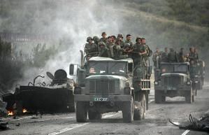 Soldats géorgiens qui fuient les bombardements russes