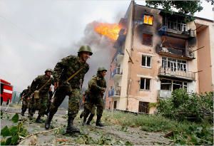 Soldats géorgiens qui fuient les bombardements russes