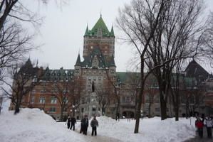 Québec - Un grand bâtiment dont j'ai oublié l'utilité Québec - Un grand bâtiment dont j'ai oublié l'utilité