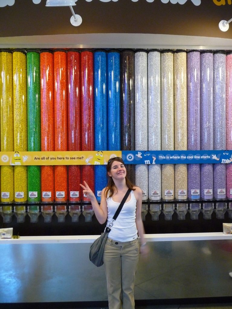 Moi devant une partie des nombreuses colonnes de M&M's Moi devant une partie des nombreuses colonnes de M&M's